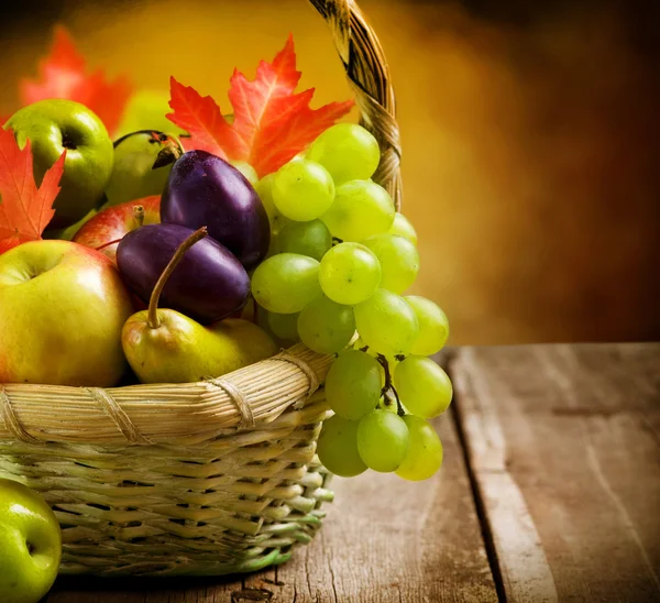 Organic ripe fruits — Stock Photo, Image