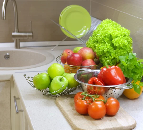 Verduras crudas frescas en la mesa de la cocina.Dieta — Foto de Stock
