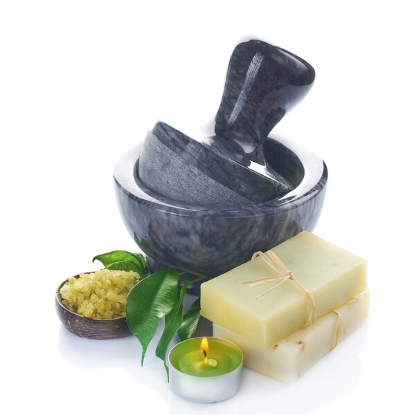 Спа. Натуральное мыло, морская соль, раствор и свечи, изолированные на белом
