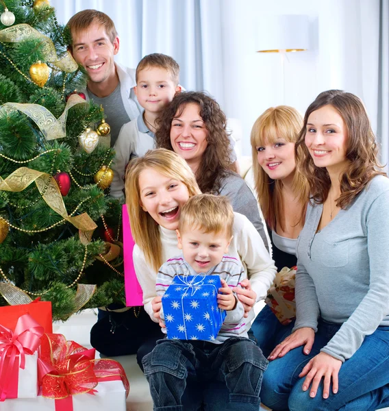 Feliz familia grande celebración de regalos de Navidad en home.Christmas tr Imágenes de stock libres de derechos