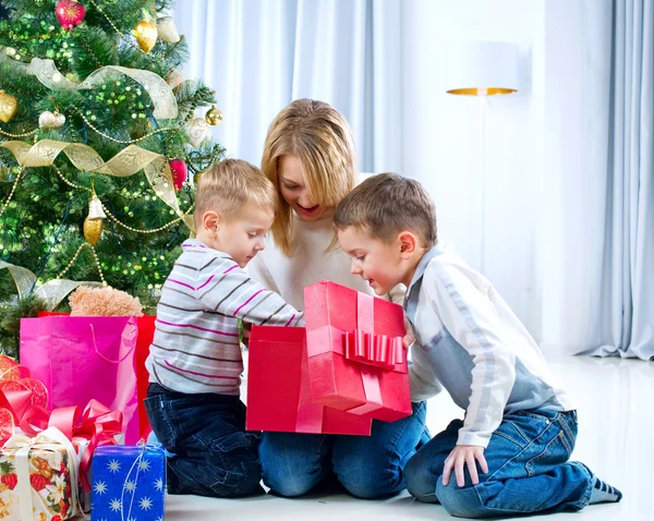 Glada barn med julklappar Stockbild