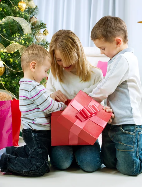 Niños felices con regalos de Navidad Imagen De Stock