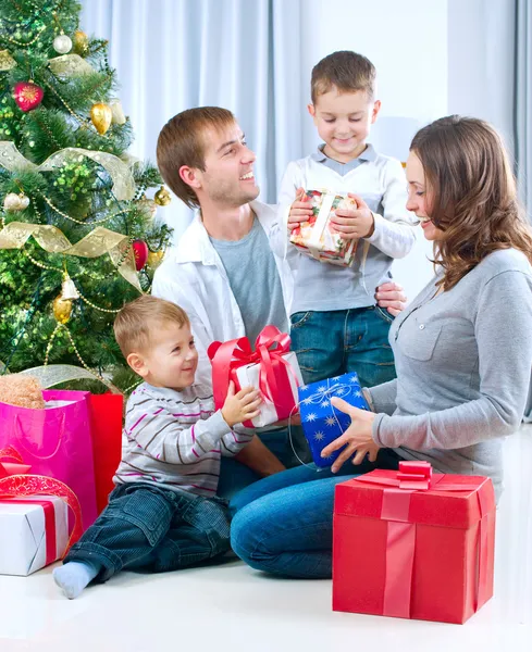 Ευτυχής μεγάλη οικογένεια που κατέχουν Χριστούγεννα παρουσιάζει σε home.christmas tr Εικόνα Αρχείου