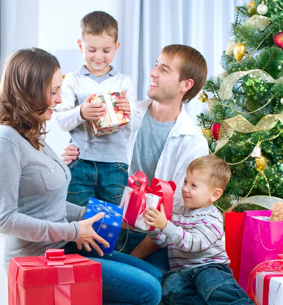 Ευτυχής μεγάλη οικογένεια που κατέχουν Χριστούγεννα παρουσιάζει σε home.christmas tr Royalty Free Εικόνες Αρχείου