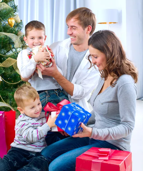 Glückliche große Familie mit Weihnachtsgeschenken zu Hause. Stockbild