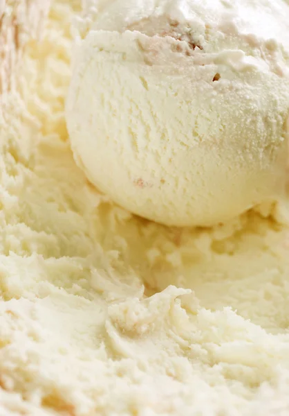 香草冰淇淋与草莓的片断 图库图片