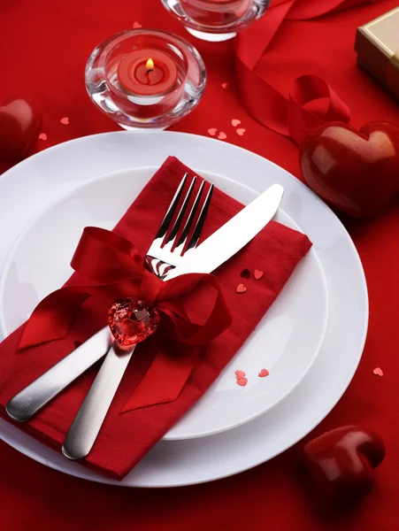 Romantisches Abendessen. Tischdekoration für den Valentinstag lizenzfreie Stockbilder
