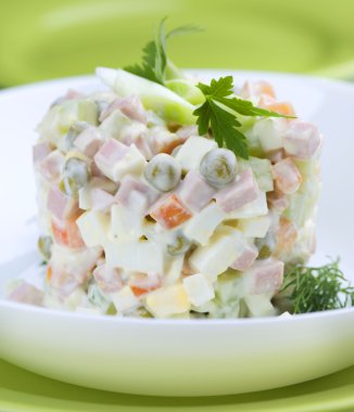 salata olivier. geleneksel Rus salatası. sebze salatası