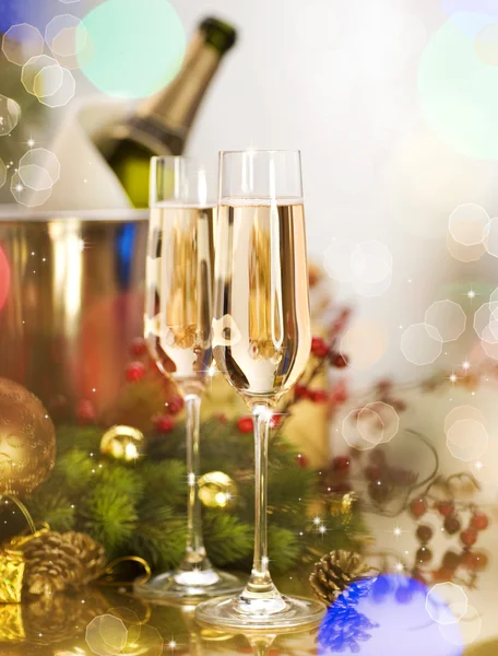 Yeni yıl kutlama. iki şampanya bardağı — Stok fotoğraf