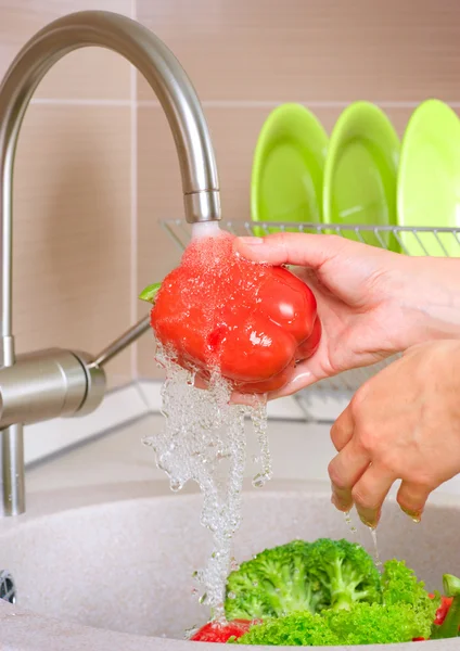 Lavado de Verduras Frescas.Alimentos Saludables.Cocina —  Fotos de Stock