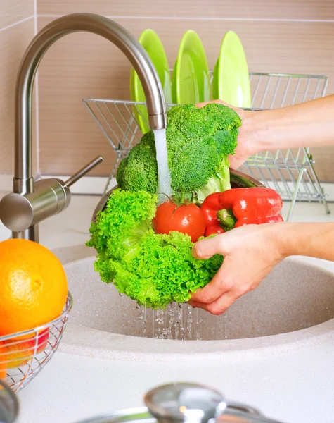 Lavado de Verduras Frescas.Comida saludable —  Fotos de Stock