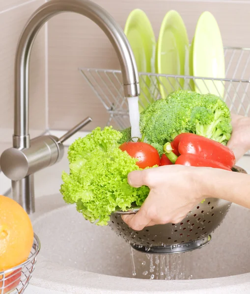 Lavado de verduras frescas —  Fotos de Stock
