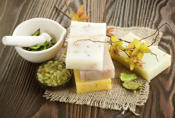 Handgemaakte zeep met natuurlijke ingrediënten op houten achtergrond — Stockfoto