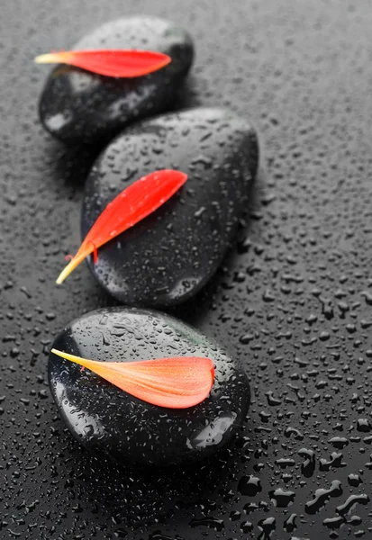 Zen Spa piedras sobre negro — Foto de Stock