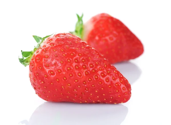 新鲜原料草莓上白色隔离 — 图库照片