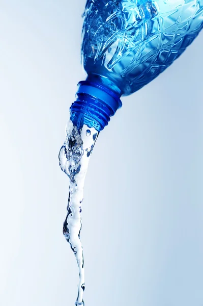 Láhev čerstvé vody — Stock fotografie