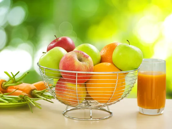 Здорова їжа. Органічні фрукти та овочі — стокове фото