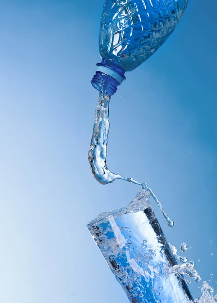 Frisches Wasser gießen — Stockfoto