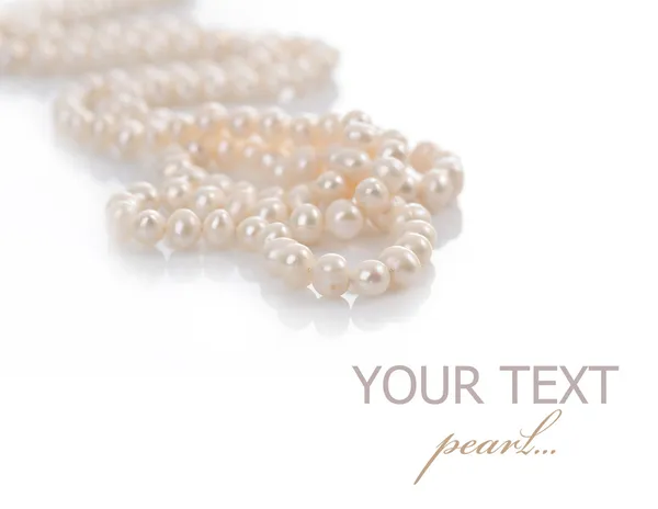 Naturalne perły nad białym — Zdjęcie stockowe