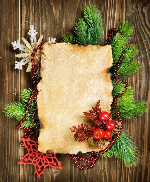 Sapin de Noël avec papier et décorations de Noël — Photo