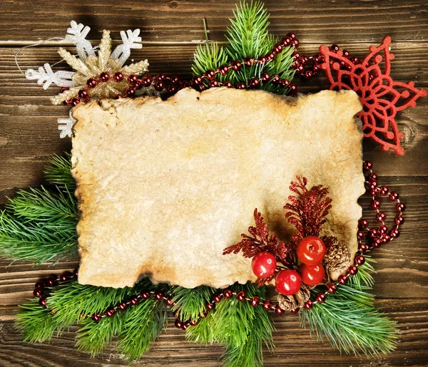 Julgran Gran med papper och jul dekorationer — Stockfoto