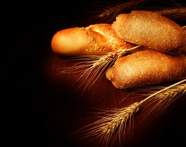 Хлеб над черным — стоковое фото