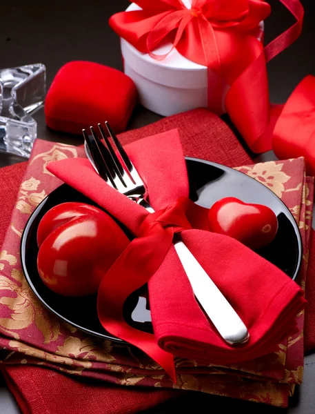 バレンタインの日ロマンチックなディナー。テーブルの設定 — ストック写真