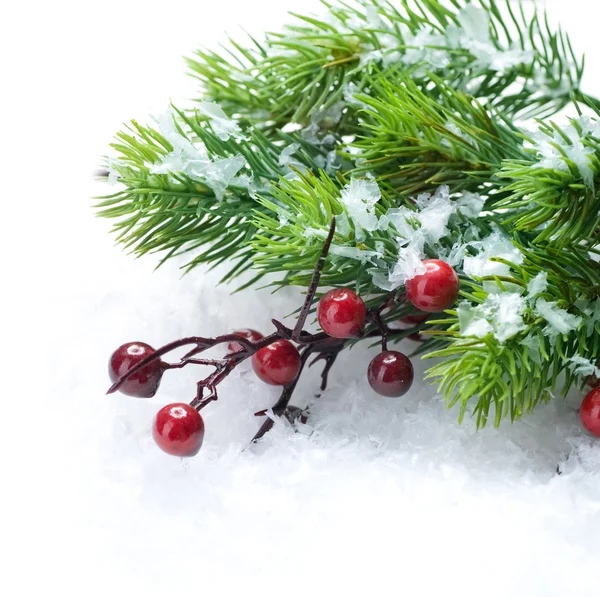 Рождественская елка и украшения на фоне снега — стоковое фото