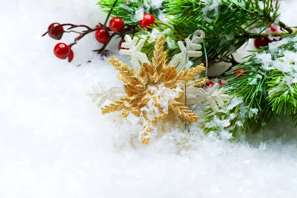 Kar zemini üzerine Noel süsleri — Stok fotoğraf