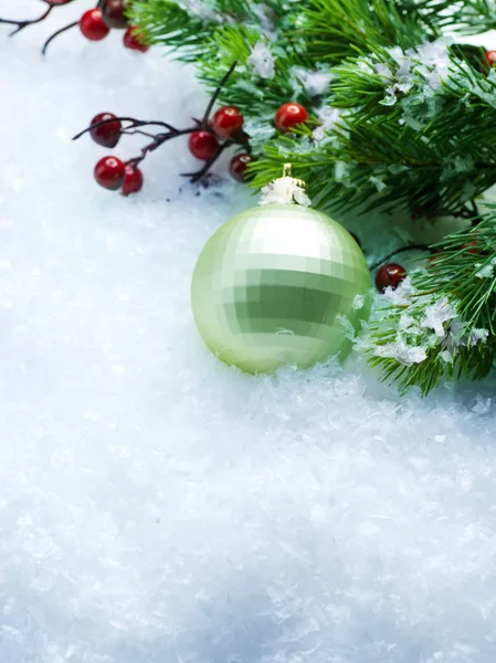 Karácsonyi dekorációk felett hó háttér — Stock Fotó