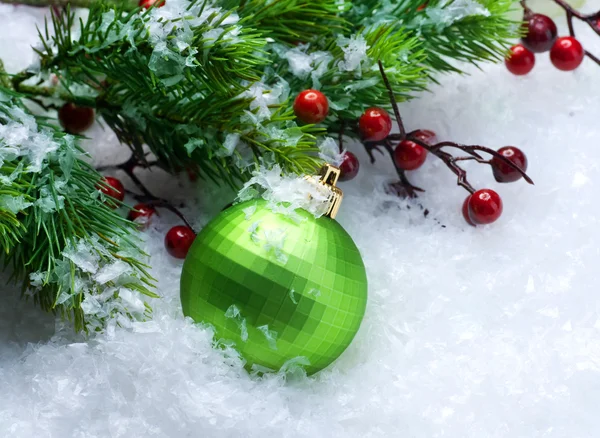 Boże Narodzenie bawidełko na tle śniegu — Zdjęcie stockowe