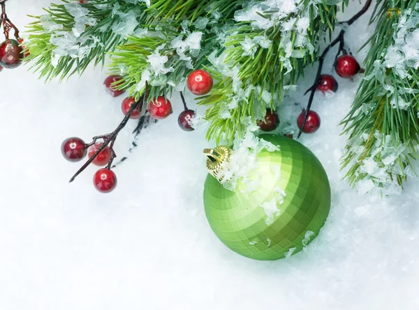 Jul dekorationer över snö bakgrund — Stockfoto