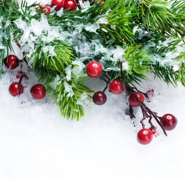 Weihnachtsbaum und Dekoration über Schnee Hintergrund — Stockfoto