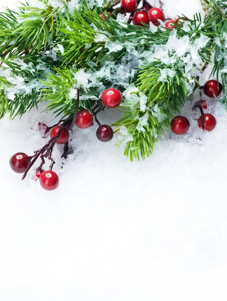 Árvore de Natal e decorações sobre fundo de neve — Fotografia de Stock