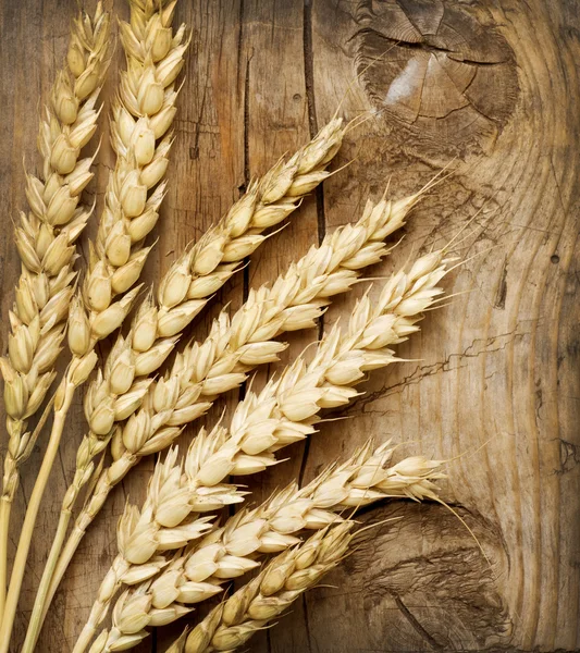 Orejas de trigo en el fondo de madera —  Fotos de Stock