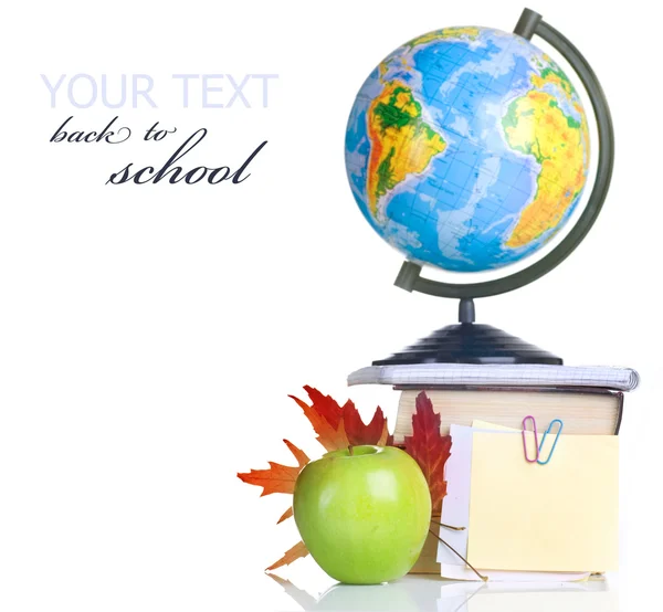 回学校的概念。学校课本和绿色苹果上孤立 — 图库照片
