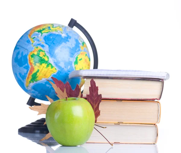 Terug naar school concept. schoolboeken en groene appel geïsoleerd op — Stockfoto