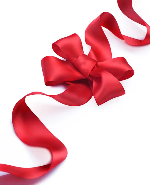Rode satijnen geschenk boog. lint. geïsoleerd op wit — Stockfoto