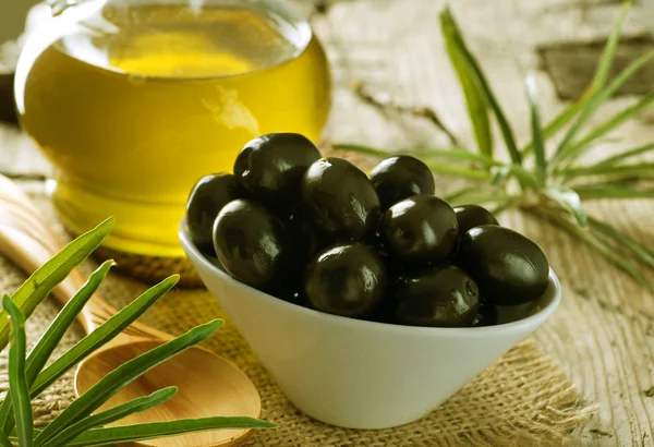 Olives noires et huile d'olive vierge — Photo
