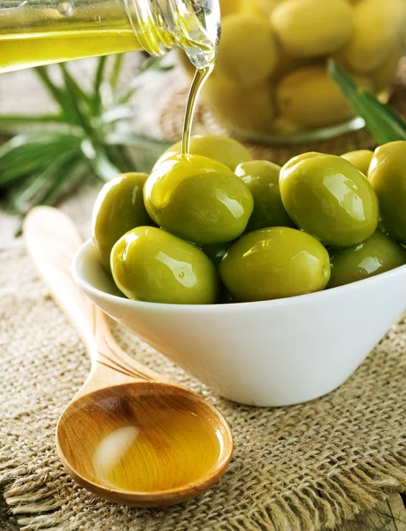 Olive e olio extravergine di oliva — Foto Stock