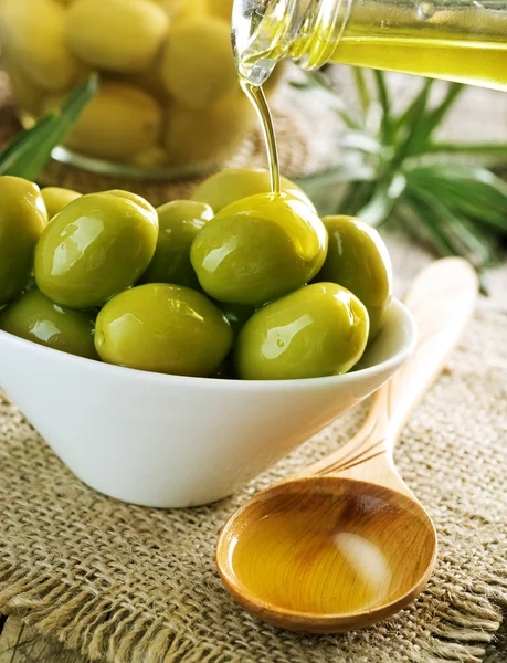 Olivy a nalévání olivový olej — Stock fotografie