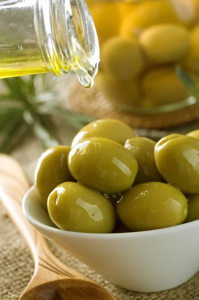 Olives et huile d'olive vierge — Photo
