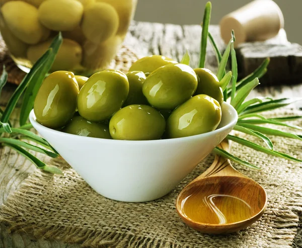 Оливки и оливковое масло — стоковое фото