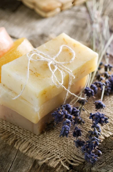Handmade Soap Closeup And Lavender Flowers — Stock Photo, Image
