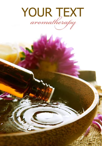 Aromaterapie. Esenciální olej izolované na bílém. Lázeňská léčba — Stock fotografie