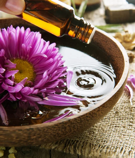 Aromaterapie. Esenciální olej. wellness a kosmetických ošetření — Stock fotografie