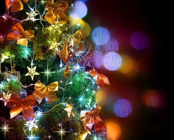 Kerstboom ingericht. over zwarte — Stockfoto