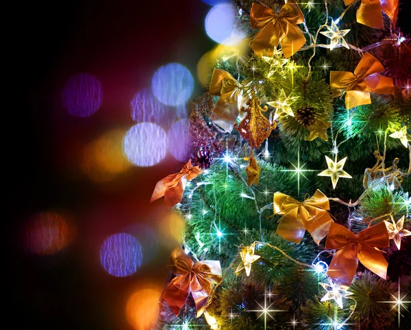 装饰圣诞树。黑色背景 — 图库照片