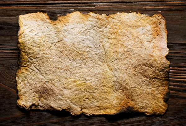 나무로 된 배경 위에 있는 오래 된 종 이 접시 — 스톡 사진
