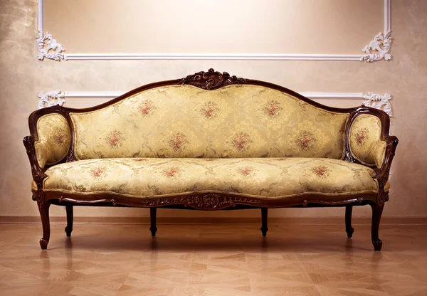 Lyxig interiör. snidade möbler — Stockfoto